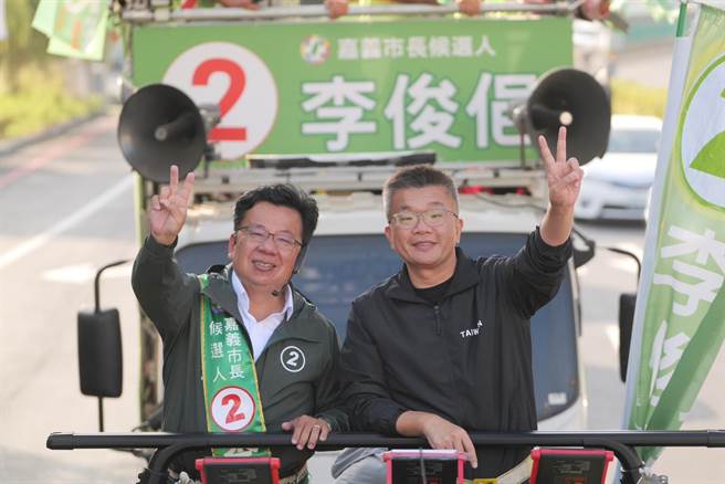 民进党嘉义市长候选人李俊俋（左）15日下午由立法院副院长蔡其昌陪同车队扫街，争取市民支持。（李俊俋竞选总部提供／吕妍庭嘉义传真）