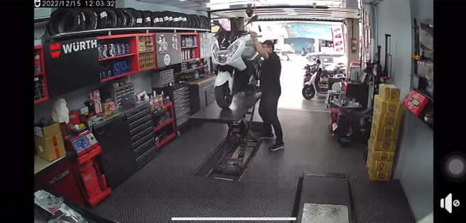 花莲规模6.2强震当下，机车行老板林轩霆顾不得自己安危，第一时间衝上前保护客人的机车。(图／林轩霆授权提供)