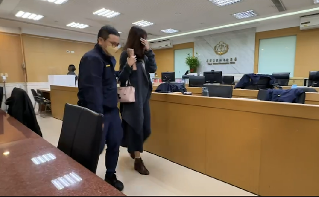 昔日被封为「台大13妹」之一的「公卫文」，绰号「水母」的王郁文遭检方约谈，稍早王郁文步入北检的画面曝光。（翻摄画面）