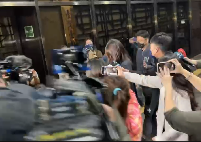 昔日被封为「台大13妹」之一的「公卫文」，绰号「水母」的王郁文遭检方约谈，稍早王郁文步入北检的画面曝光。（翻摄画面）