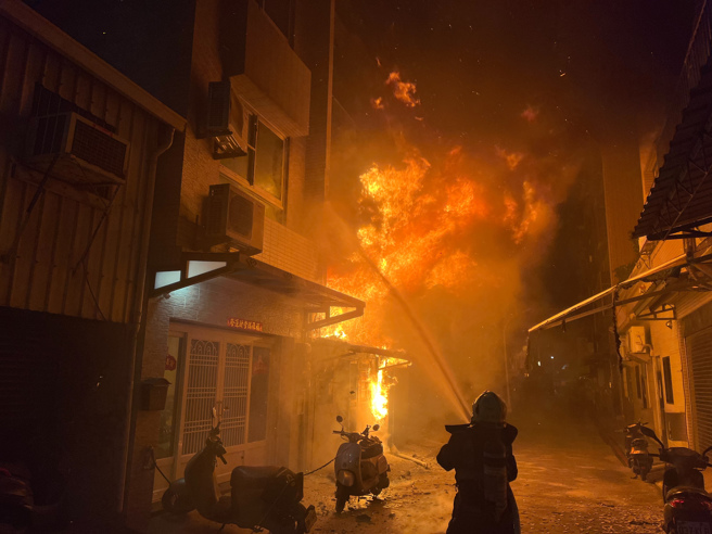 高雄新兴区林森一路一处铁皮建筑物二楼晚间7点失火，橘色火光照亮天际，大量浓烟直窜天际，周边两间民宅也遭浓烟侵袭。（翻摄画面）