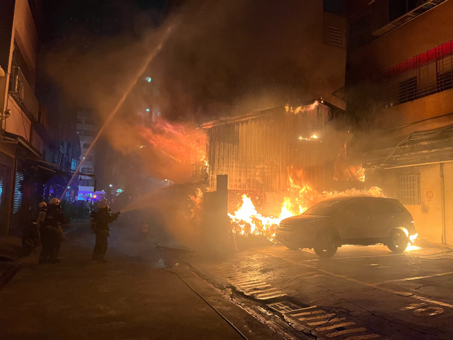 高雄新兴区林森一路一处铁皮建筑物二楼晚间7点失火，橘色火光照亮天际，大量浓烟直窜天际，周边两间民宅也遭浓烟侵袭。（翻摄画面）