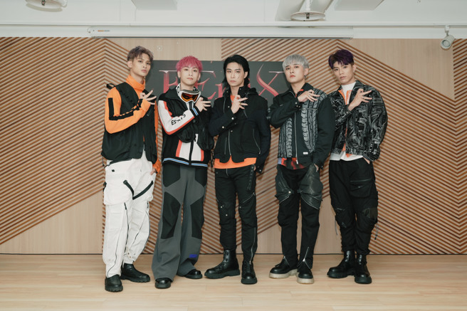 「FEniX」夏浦洋(左起)、曹家齐、MAX、李承隆、陈峻廷。（图/踢帕娱乐提供）