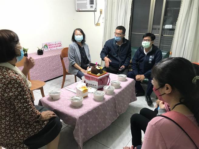 市长陈其迈慰问单亲弱势家庭，与会人员唱生日快乐歌为小孩庆生。(高雄市社会局提供／林雅惠传真)