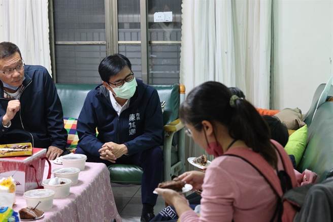 市长陈其迈关心小孩成长情况。(高雄市社会局提供／林雅惠传真)