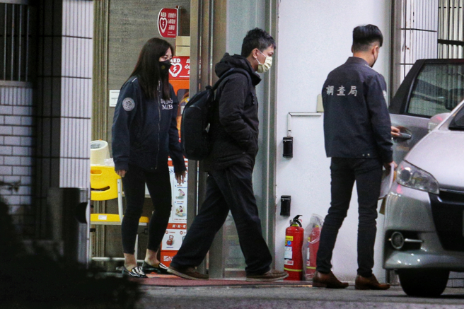 民眾党新竹市长当选人、立委高虹安涉诈领国会助理费案，北检15日指挥调查局北机站兵分多路搜索，高的国会办公室主任陈奂宇（中）晚间移送北检复讯。（黄世麒摄）