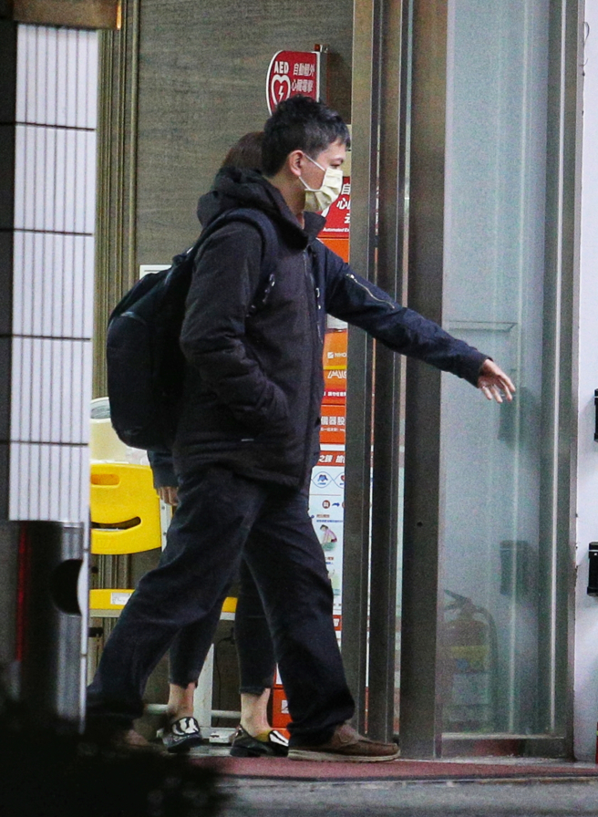 民眾党新竹市长当选人、立委高虹安涉诈领国会助理费案，北检15日指挥调查局北机站兵分多路搜索，高的国会办公室主任陈奂宇（中）晚间移送北检复讯。（黄世麒摄）