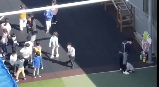 台南安平區某幼兒園遭爆料有教保員對孩童施暴(右下角)，市府已啟動調查。(讀者提供／曹婷婷台南傳真)
