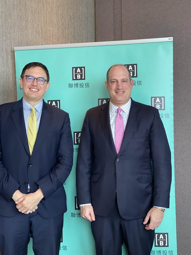 联博集团举办2023年全球投资展望，专业经理人预估，通膨将迎来转折点，股债市先蹲后跳；估美国最快2024年上半年才有降息机会。(洪凯音摄影)