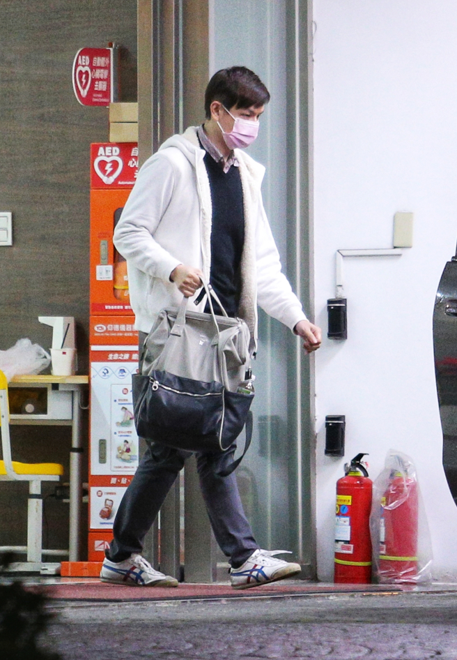 民眾黨新竹市長當選人、立委高虹安涉詐領國會助理費案，北檢15日指揮調查局北機站兵分多路搜索，高的男友李忠庭（見圖）晚間移送北檢複訊。（黃世麒攝）