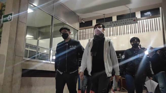 民眾黨新竹市長當選人、立委高虹安涉詐領國會助理費案，北檢15日指揮調查局北機站兵分多路搜索，高的男友李忠庭（見圖）晚間移送北檢複訊。（陳志賢攝）