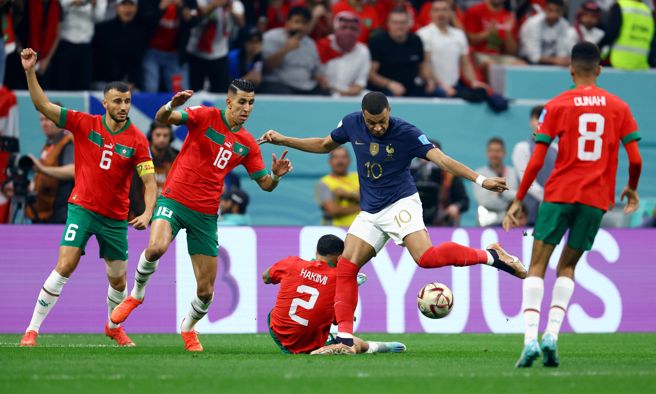 一旦姆巴佩掌握球权，摩洛哥动用5名球员试图包夹，将他守死。(图/路透社) 