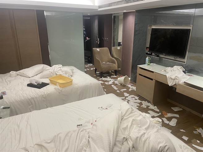 罗男日前投宿高雄新兴、前金区旅馆，离开时将房内电器、寝具等破坏。（翻摄照片／崔正纲高雄传真）