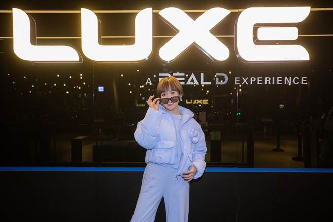 孙可芳在LUXE巨幕厅观赏《阿凡达：水之道》。（RealD提供 ）