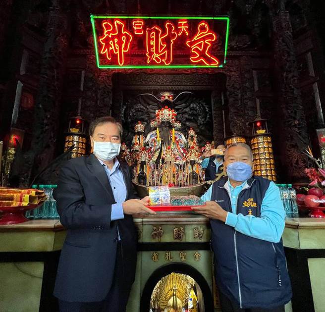 臺盐董事长吴容辉(左)与文财殿主委罗元庆(右)进行发财水过炉加持仪式，为民眾祈福求财运。图／臺盐提供