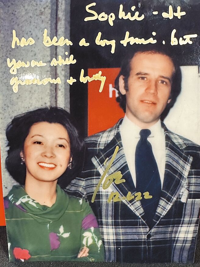 台积电慈善基金会董事长张淑芬（左）在49年前与当时正参选参议员的拜登（右）合照。　图／张淑芬提供