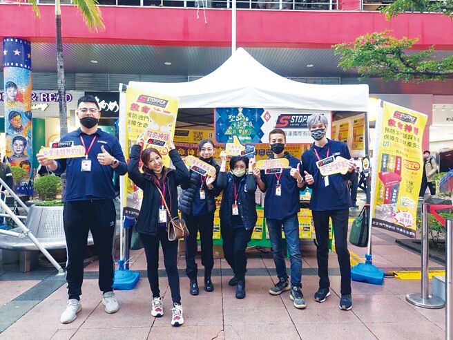Winnie（为您）团队联合好事联播网广播节目，走入人群举办「救命神器S STOPPER预防油门误踩暴衝抑制加速器」宣导活动。图／江富满