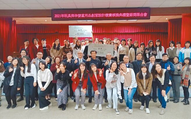 TCC董事长黄献平表示，该中心积极媒合厂商、设计人才与得奖作品，共同推动研发创新设计产品，欢迎各界有兴趣者参与媒合会交流。图／李水莲