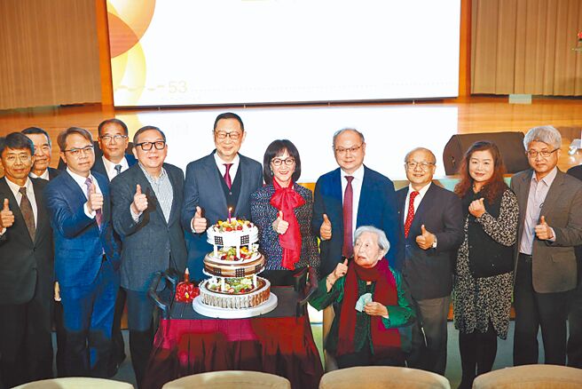 龙华科大创办人孙陈淑娟（前坐者）、董事长孙道亨与师生、校友共同祝贺学校生日快乐。图／龙华科大提供