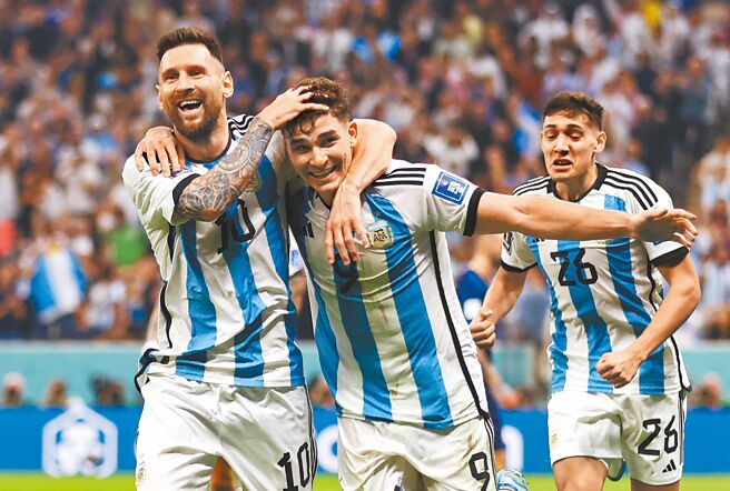 阿根廷小将阿瓦雷兹（中）上半场攻入阿根廷的第2球，被他的儿时偶像梅西（左）搂在怀里狂奔庆祝。（路透）