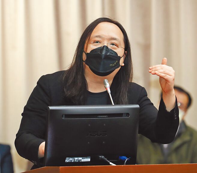 数位发展部长唐凤藉麵线推广「台湾云市集」服务，遭网友讥讽数位发展部简直是「外送发展部」。（刘宗龙摄）