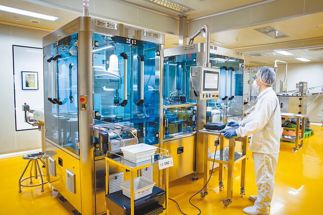 图为高端疫苗产线及公司画面。（摘自高端疫苗生物制剂公司官网）