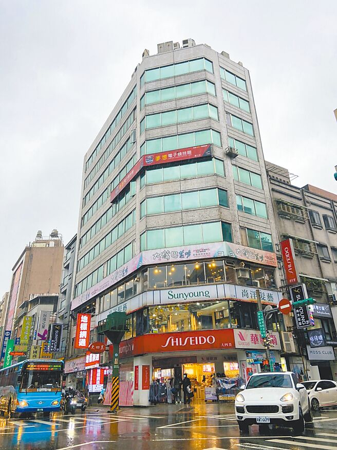 基隆市地政处14日公布土地现值，位于仁三路、爱三路口庙口夜市的大四美，连续26年蝉联基隆地王宝座。（张志康摄）