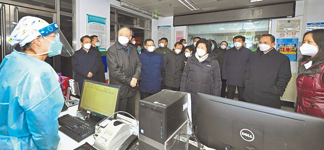 12月13日，大陆国务院副总理孙春兰到北京市调研指导疫情防控工作，转达习近平总书记对首都人民的关心问候，看望慰问奋战在抗疫一线的医务人员和社区工作者。这是孙春兰在建国门社区卫生服务中心考察。（新华社）