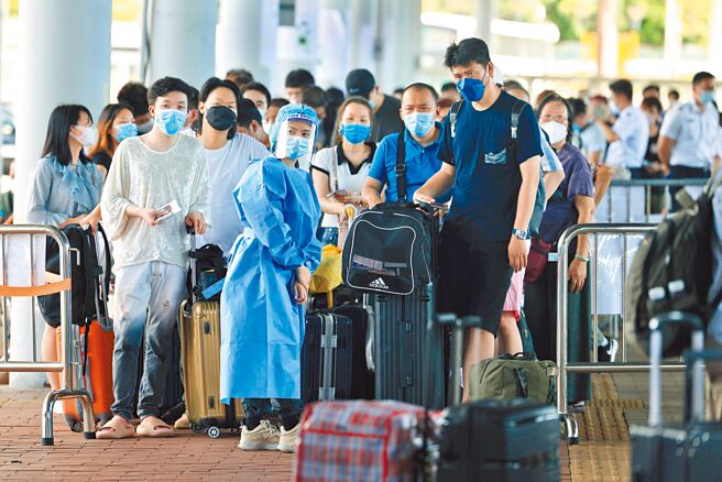 大陆疫情爆发，许多大陆民眾至澳门打BNT疫苗，或购买常备药品。图为部分民眾准备通关。（中新社）