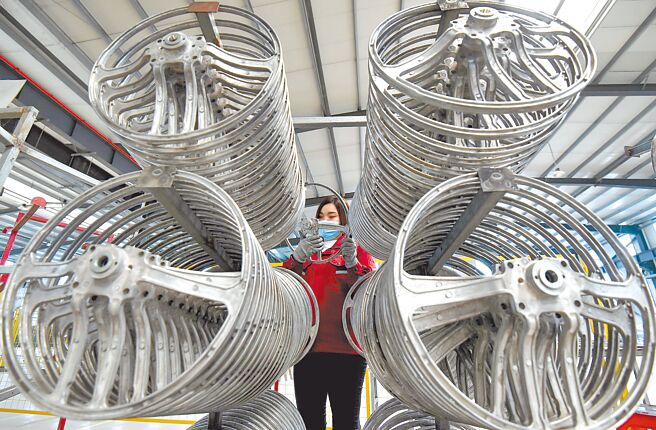 中国社会科学院13日发布《经济蓝皮书》，预测大陆2023年GDP成长可达约5.1％。但国际货币基金（IMF）总裁乔治艾娃13日也说，对大陆今明两年的GDP成长预测「很可能」会再下调。图为河北省邯郸市一家企业工人在检查汽车方向盘骨架质量。（新华社）