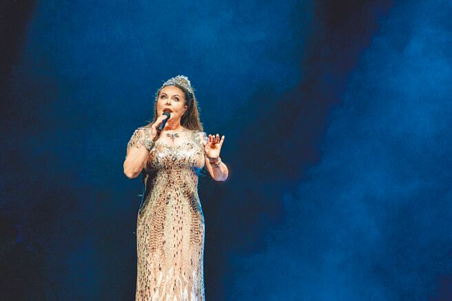 莎拉布莱曼暌违5年来台，昨在高雄巨蛋开唱。（宽宏艺术提供）