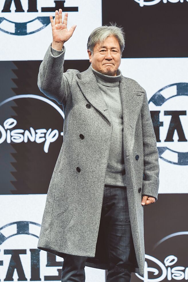 崔岷植暌违25年回归小萤幕，在《地下菁英》中饰演赌场大亨。（Disney＋提供）