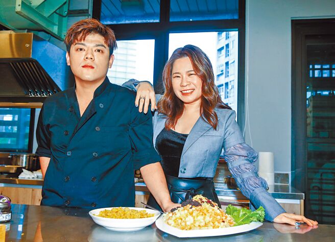 符琼音（右）宣布怀孕3个月，昨与主厨老公小陈大方晒恩爱。（粘耿豪摄）