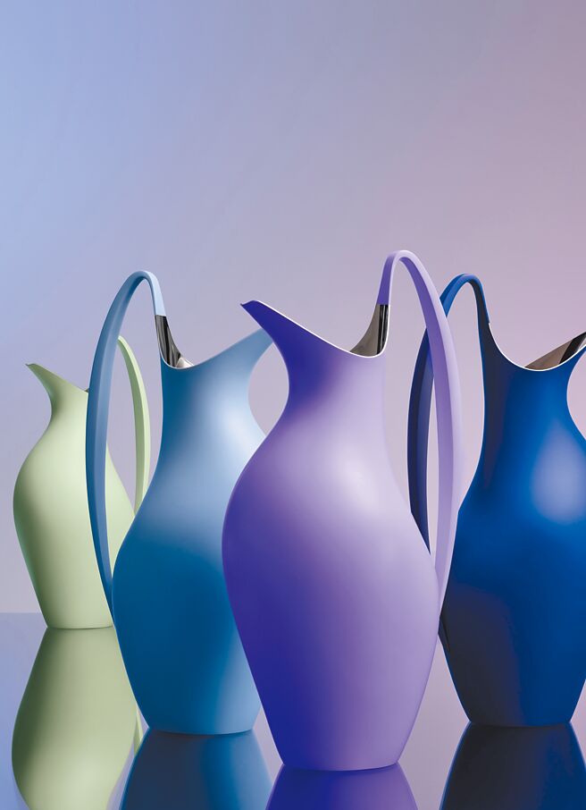 喬治傑生KOPPEL水壺出自漢寧古柏之手，今年推出馬卡龍繽紛色系，並將售價調降至7500元。（GEORG JENSEN提供）