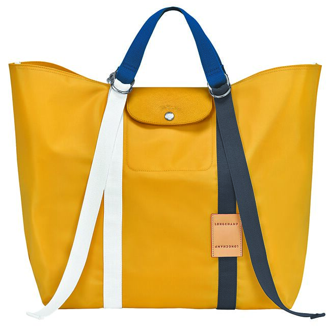 LE PLIAGE RE-PLAY系列 手提包 XXL（黄色），7200元。（Longchamp提供）
