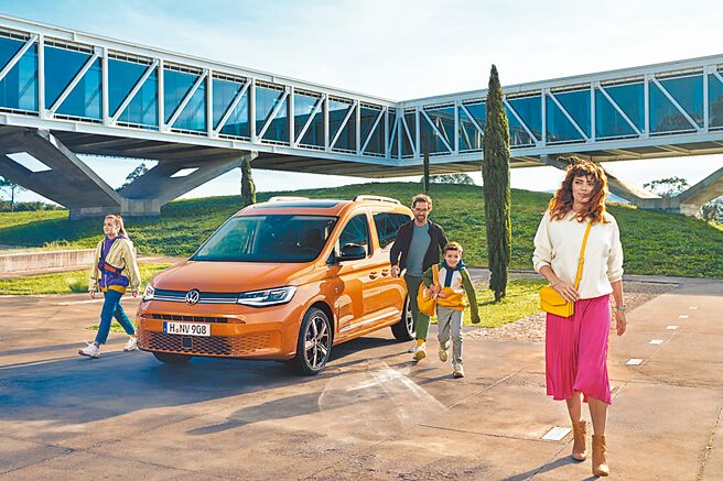 有別於Comfort及Life車款，Caddy Maxi Style（見圖）加入鍍鉻套件裝飾點綴與銀色車頂行李架，搭配17吋Colombo雙色鋁合金輪圈，及輕便省力的電吸式側滑門及尾門，大大提升年長者或小孩上下車的便利性。福斯商旅宣布Caddy Maxi Style售價為143.8萬元。（福斯商旅提供）