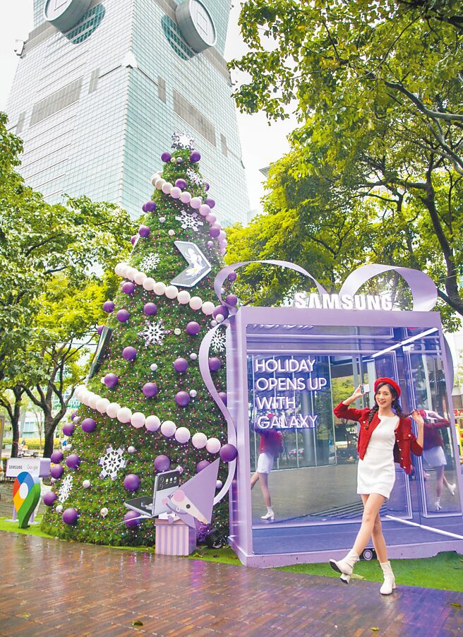 三星于信义街头设立两大快闪美拍点，1月1日前将有Galaxy星地标旗舰折迭体验屋和SAMSUNG紫幻圣诞树两大美拍点于信义商圈快闪现身。（三星提供）