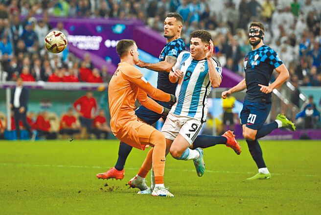 克罗埃西亚门将李瓦柯维奇（左）阻挡撞倒阿根廷前锋阿瓦雷兹（9号），被义大利籍裁判吹判12码极刑。（路透）