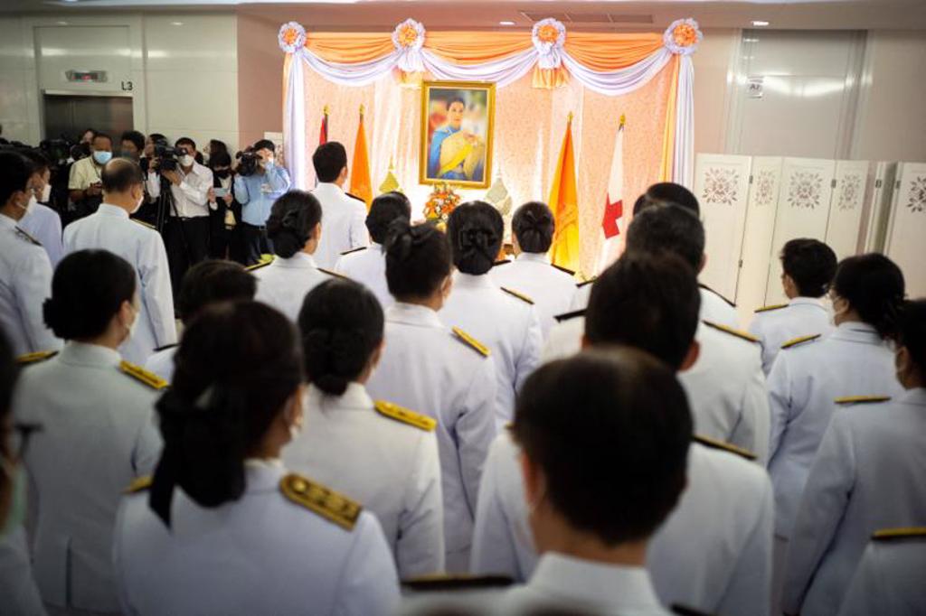官员们在泰国长公主帕差拉吉帝雅帕（Princess Bajrakitiyabha）的照片前致以敬意。（路透社）(photo:ChinaTimes)