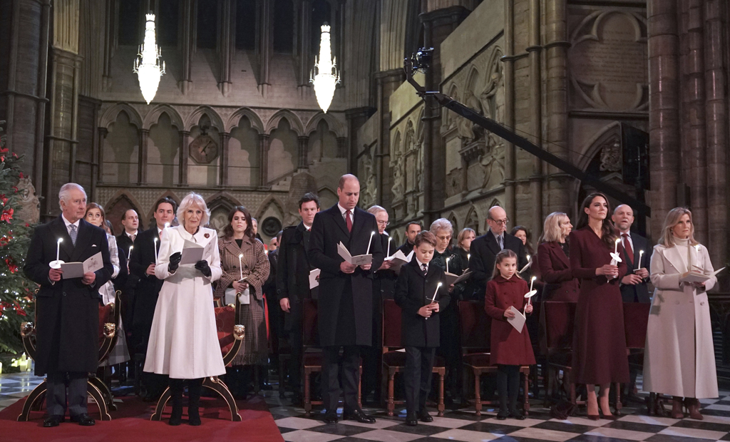 哈利和梅根透过新纪录片，痛批威廉和英王查尔斯，而英国王室主要成员12 月 15 日全员出席了在伦敦西敏寺举行的「王室颂歌：耶诞团聚」（Royal Carols: Together At Christmas）活动，以行动表现他们对威廉与查尔斯的支持。（美联社）(photo:ChinaTimes)