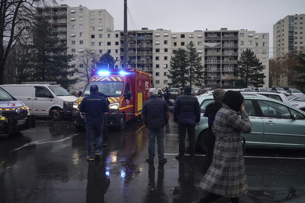 法国东部城市里昂（Lyon）近郊一栋7层楼公寓凌晨发生火灾。（图／美联社）(photo:ChinaTimes)