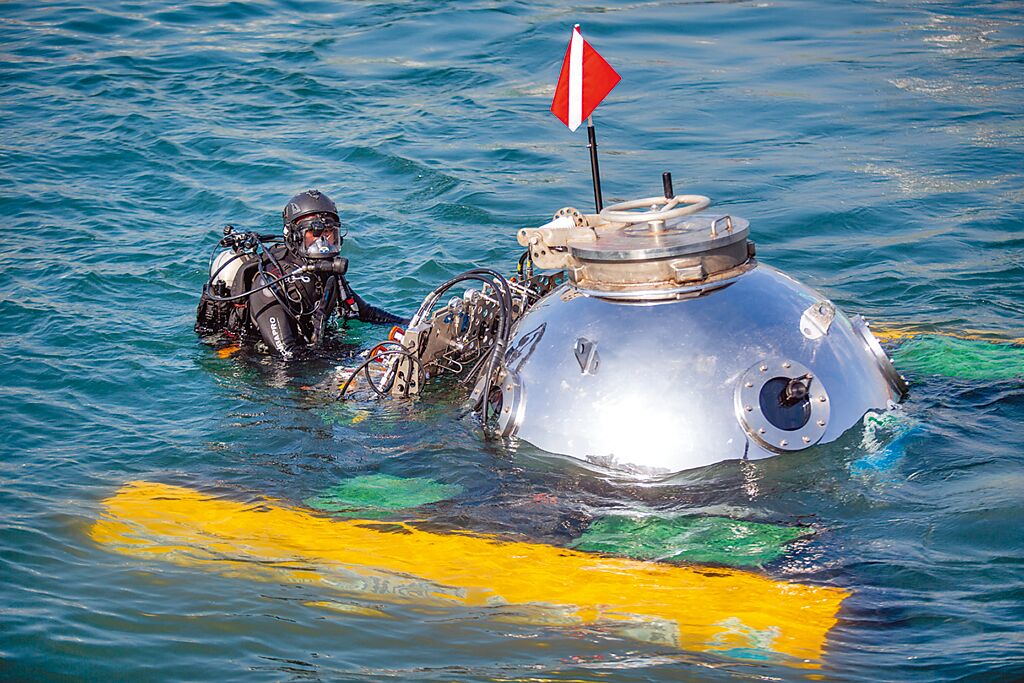 國立中山大學自行研發、台灣第一艘MIT迷你潛艇15日在台灣國際造船公司重件碼頭示範水下自控航行。（袁庭堯攝）