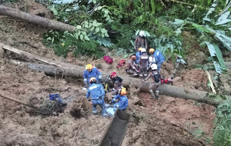 馬來西亞西南部土石坍方 約100人受困營地