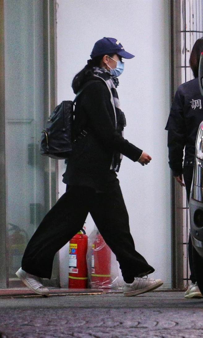 民眾黨新竹市長當選人、立委高虹安涉詐領國會助理費案，北檢15日指揮調查局北機站兵分多路搜索，高虹安16日零時許移送北檢複訊。（黃世麒攝）