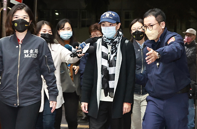 台北地检署侦办新竹市长当选人高虹安涉诈领助理费案，15日指挥调查局北机站赴立法院等地调取资料，约谈高虹安、男友李忠庭、国会办公室主任陈奂宇、助理王郁文等人。图为新竹市长当选人高虹安（中）晚间移送北检复讯。（资料照／郭吉铨摄）