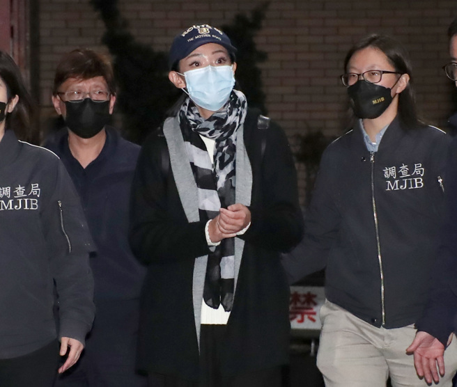 台北地检署侦办新竹市长当选人高虹安涉诈领助理费案，15日指挥调查局北机站赴立法院等地调取资料，并约谈高虹安、男友李忠庭、国会办公室主任陈奂宇、助理王郁文等人。图为高虹安晚间移送北检复讯。（资料照／郑任南摄）