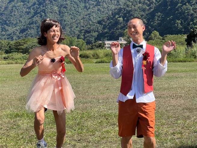 阿翔（左）被装扮成「类篮篮」跟浩子配对。（民视题供）