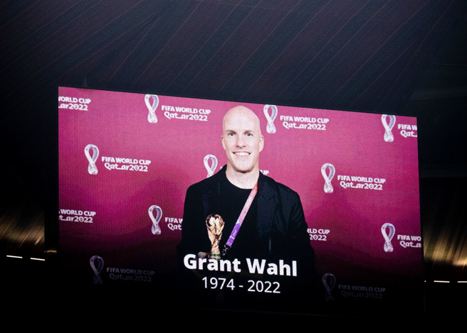 美國知名體育記者華爾（Grant Wahl）9日在卡達世足賽報導賽事時突然倒地，經過搶救後仍身亡。圖為10日球場播放他的畫面致意。（圖／TPG、達志影像）