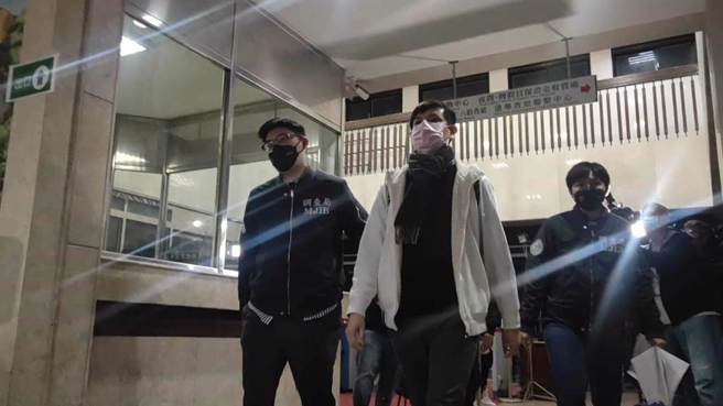 民眾党新竹市长当选人、立委高虹安涉诈领国会助理费案，北检15日指挥调查局北机站兵分多路搜索，高的男友李忠庭（见图）晚间移送北检复讯。（陈志贤摄）