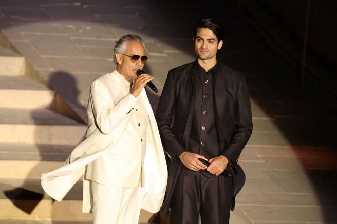 大秀中场男高音安德烈波伽利和他的儿子马特奥波伽利（Matteo Bocelli）父子同台献唱。（Stefano Ricci提供）